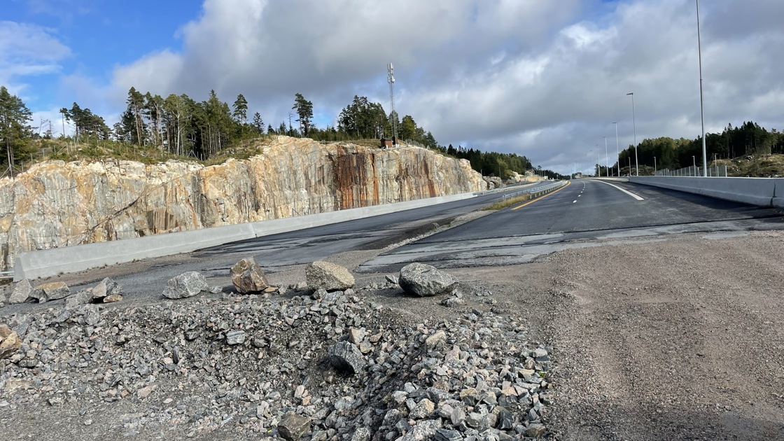 Her ender foreløpig ny E39 vestover fra Kristiansand - i Mandalskrysset. Videre vestover skal det bygges ny firefelts vei. Tre entreprenører er invitert til å gi tilbud på bygging.