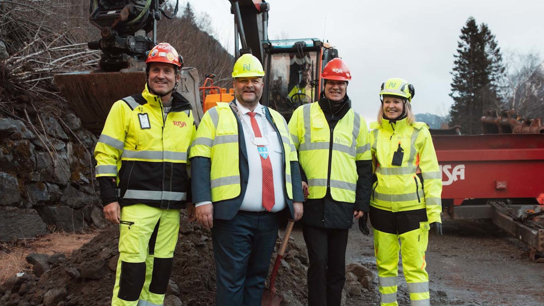 Bjørn Risa, daglig leder fra Risa AS, Roald Aga Haug, ordfører i Ullensvang kommune, Jon-Ivar Nygård, samferdselsminister og Anette Aanesland, administrerende direktør i Nye Veier