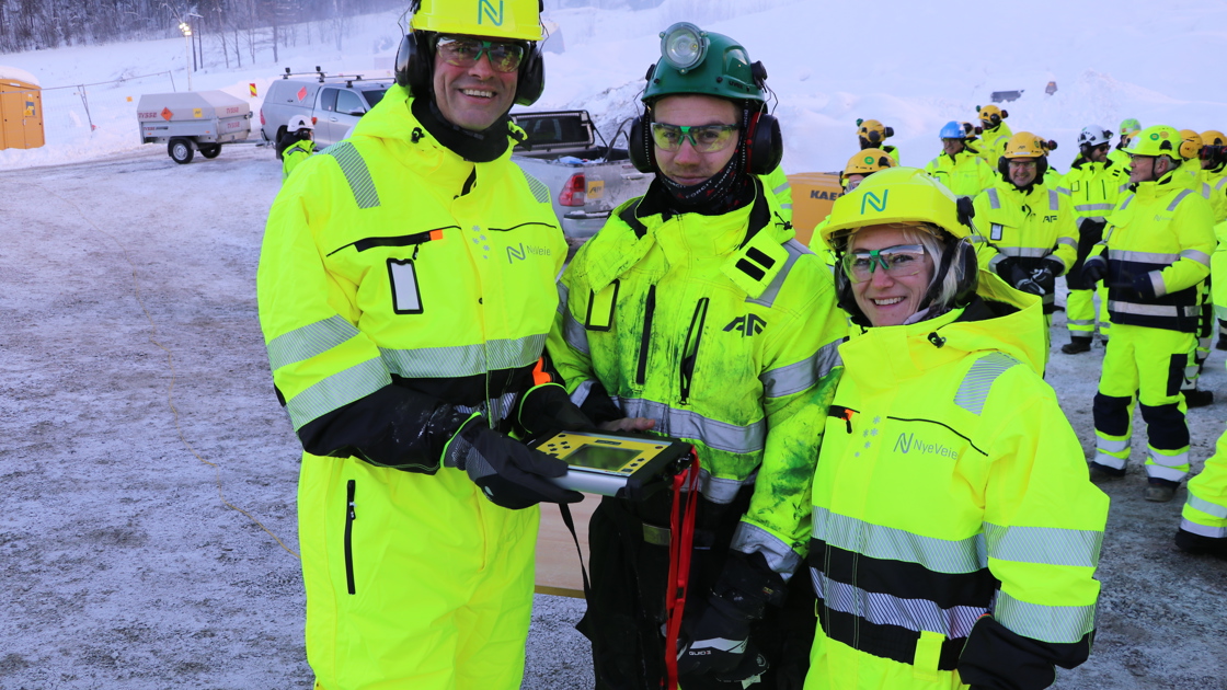 Ordfører i Lillehammer kommune, Hans Olav Sundfør, og ordfører i Øyer kommune, Anne Marie Sveipe fikk æren av å fyre av den første salven som markerer at tunneldrivingen er i gang.