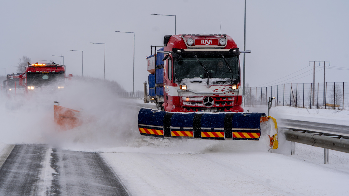 Vinterdrift er en sentral del av kontrakten om drift og vedlikehold. Her er det dagens driftsentreprenør, Risa, som brøyter E6 ved Hamar.