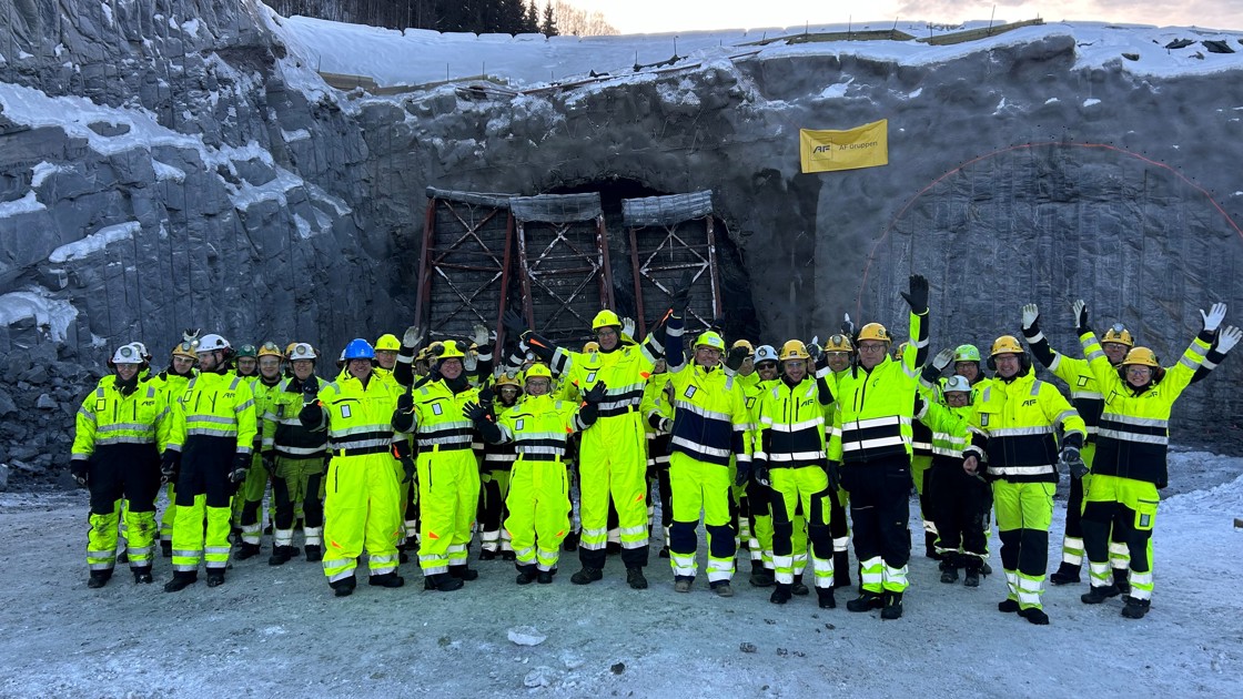 Markering av første salve for Fåbergtunnelen i prosjektet Storhove - Øyer. Ordfører i Øyer kommune, Anne Marie Sveipe, og ordfører i Lillehammer kommune, Hans Olav Sundfør, fikk æren av å fyre av den